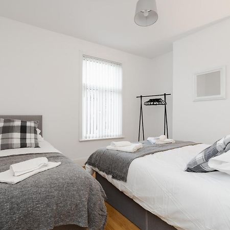 2 Bedroom House Liverpool- Large & Cosy- Sleeps 5 By Hinkley Homes Short Lets & Serviced Accommodation Екстериор снимка