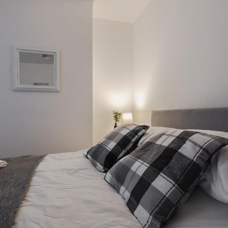 2 Bedroom House Liverpool- Large & Cosy- Sleeps 5 By Hinkley Homes Short Lets & Serviced Accommodation Екстериор снимка