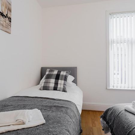 2 Bedroom House Liverpool- Large & Cosy- Sleeps 5 By Hinkley Homes Short Lets & Serviced Accommodation Екстериор снимка